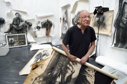 France, Ivry-sur-Seine (94), l'artiste plasticien Ernest Pignon-Ernest dans son atelier