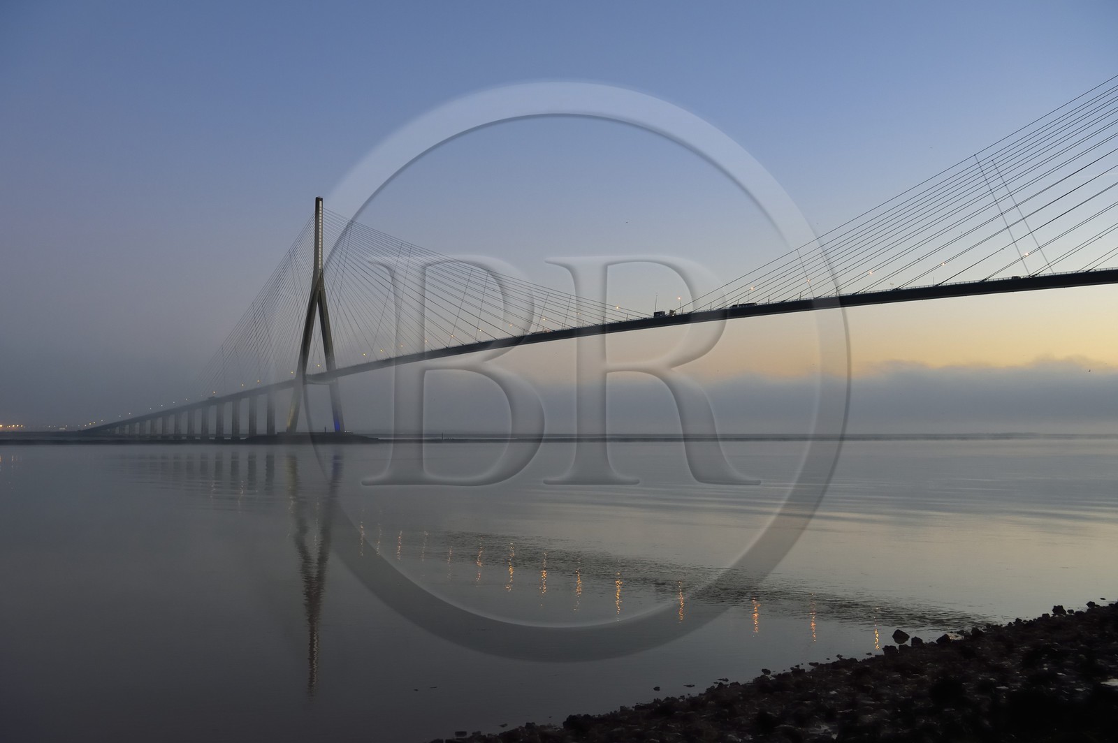 France, entre Calvados (14) et Seine-Maritime (76), le Pont de Normandie à l'aube, il enjambe la Seine pour relier les villes de Honfleur et du Havre