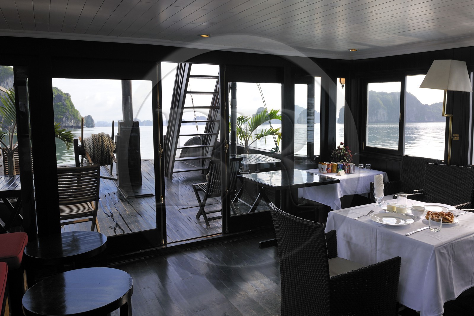 Vietnam, province de Quang Ninh, la Baie d'Halong classée Patrimoine Mondial de l'UNESCO, jonque de la compagnie de croisière Bahya