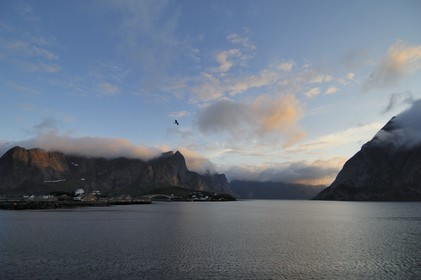 Norvège, Nordland, Iles Lofoten, Ile de Moskenes, le Kjerkefjorden à Reine au soleil de minuit