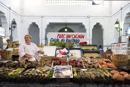 Maroc, Casablanca, boulevard Mohammed V, le Marché central construit en 1917 par l'architecte Pierre Bousquet, étal de fruits de mer