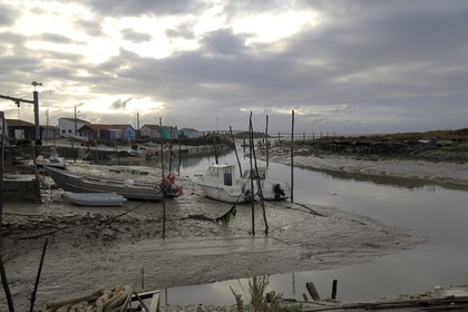 France, Charente-Maritime (17), Ile d'Oléron, le chenal d'Ors, port ostréicole, et le pont viaduc d'Oléron