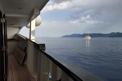 Croatie, Dalmatie, cote dalmate, Ile de Mljet, bateau de croisière passant au large de l'Ile de Mljet