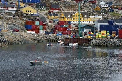 Groenland, cote ouest, baie de Baffin, le port de la ville de Uummannaq accrochée à la roche