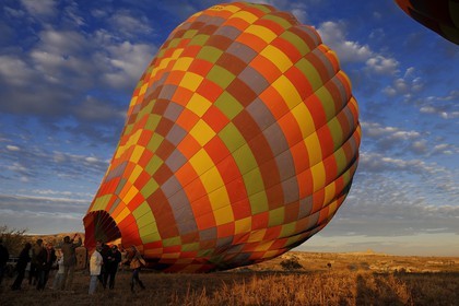 Turquie, Anatolie Centrale, province de Nevsehir, Cappadoce classée Patrimoine Mondial de l'UNESCO, décollage d'une montgolfière avec le rocher d'Uçhisar au fond Turkey, Central Anatolia, Nevsehir Province, Cappadocia listed as World Heritage by UNESCO, a hot air balloon taking off with the rock of Uçhisar in the background