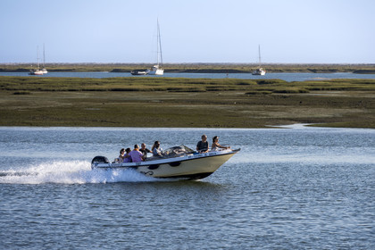 Portugal, Algarve, Faro, bateau évoluant dans la lagune du Parc Naturel de la Ria Formosa