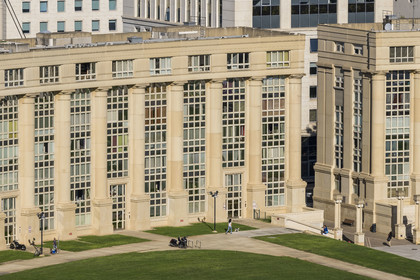 France, Hérault (34), Montpellier, quartier d'Antigone conçu par l'architecte catalan Ricardo Bofill, immeubles à colonnades sur la place de l'Europe
