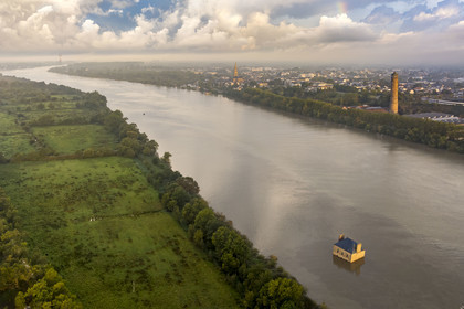 France, Loire-Atlantique (44), Couëron, collection d'art contemporain à ciel ouvert Estuaire, La Maison dans la Loire réalisé par l'artiste Jean-Luc Courcoult et la Tour à plomb de 69 m de haut construite au XIXème siècle (vue aérienne)
