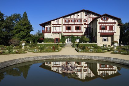 France, Pyrénées-Atlantiques (64), Pays-Basque, Cambo-les-Bains, la Villa Arnaga et  son jardin à la française, musée et maison d'Edmond Rostand de style néo-basque