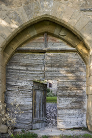 France, Aveyron (12), Causses et les Cévennes, paysage culturel de l'agro-pastoralisme méditerranéen, classés Patrimoine Mondial de l'UNESCO, Sainte-Eulalie-de-Cernon, entrée de la cour intérieure de la Commanderie Templière puis commanderie hospitalière de l'ordre de Saint-Jean de Jérusalem