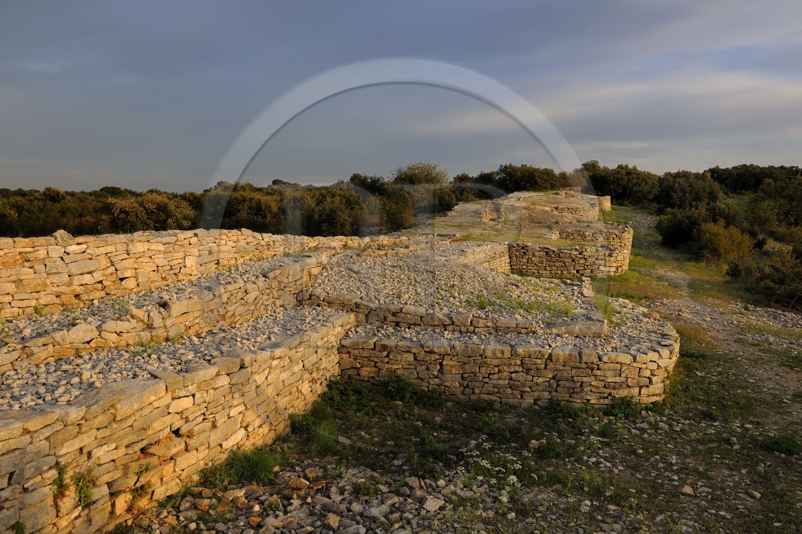 France, Hérault (34), près de Lunel, Oppidum d'Ambrussum ancien oppidum gaulois situé sur la Voie Domitienne (Via Domitia), enceinte du IIIe siècle av. J.-C. dégagée sur 650 mètres et flanquée de vingt-cinq tours