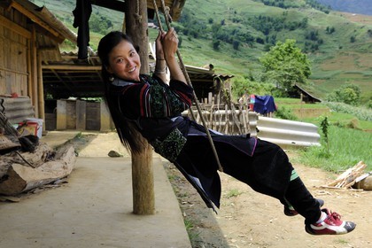 Vietnam, province de Lao Cai, région de Sapa, jeune femme de la minorité Hmong Noir sur une balançoire