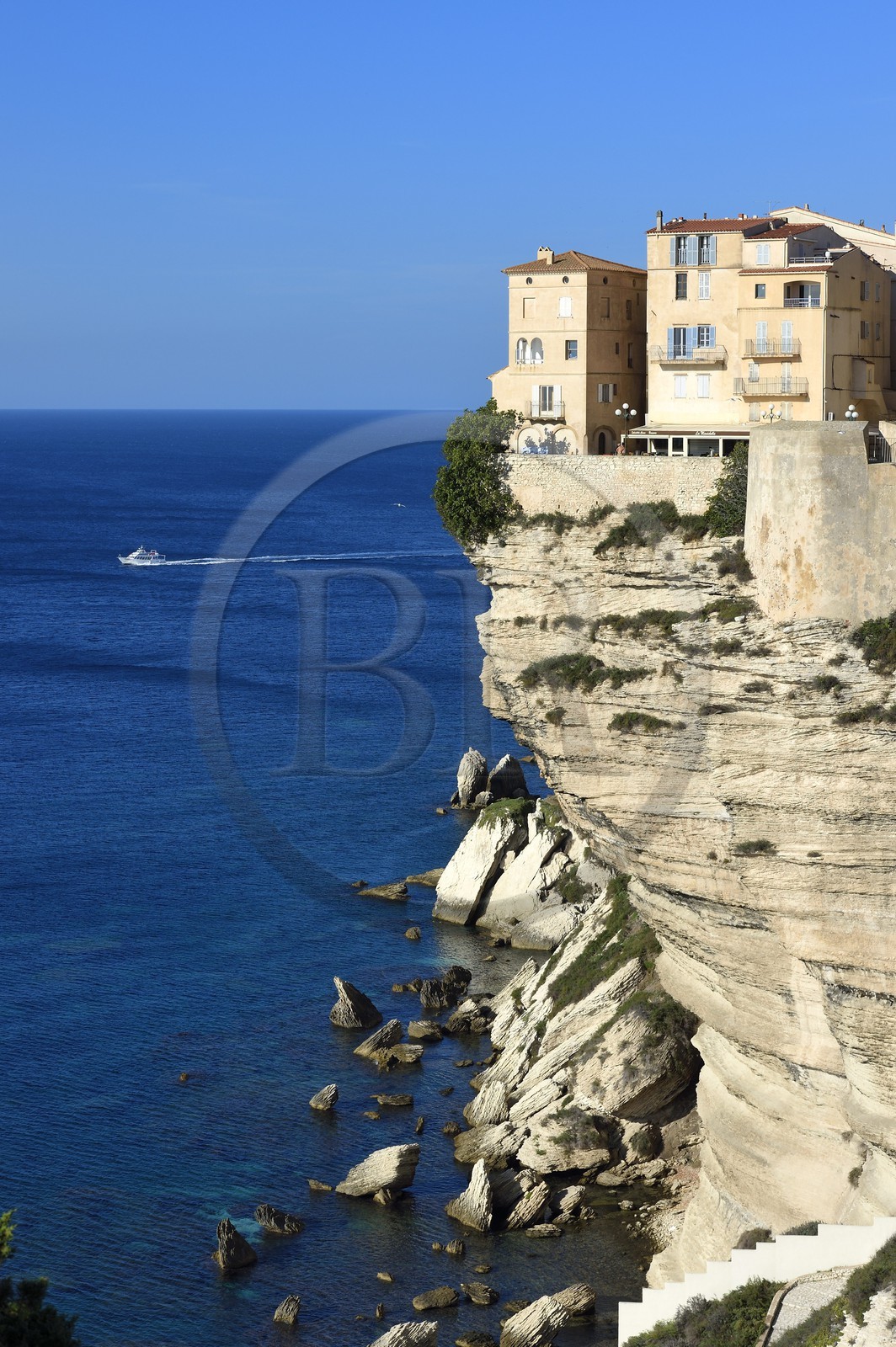 France, Corse-du-Sud (2A), Bonifacio, la vieille ville ou Haute Ville perchée sur des falaises de calcaire de plus de 60 mètres de haut