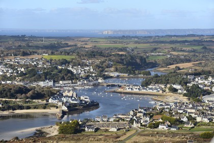 France, Finistère (29), Audierne à gauche de l'estuaire du Goyen et Poulgoazec à droite (vue aérienne)