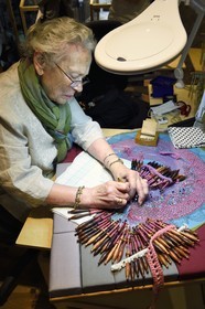 France, Haute-Loire (43), Brioude, atelier d'Art Couleurs Dentelle, la dentellière Irina Fougeron sur un carreau traditionnel, dentelle aux fuseaux