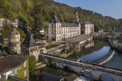 France, Dordogne (24), Brantôme, cyclistes faisant la véloroute la Flow Vélo traversant le Pont Coudé sur la Dronne, l’abbaye bénédictine Saint-Pierre de Brantôme en arrière plan (vue aérienne)