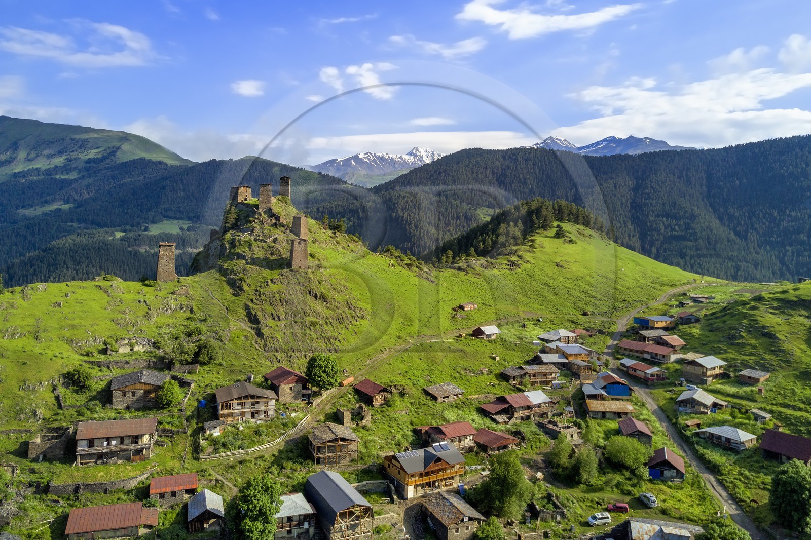 Géorgie, Kakheti, region de Touchétie, Omalo, la forteresse de Keselo à Zemo (haut) Omalo a servi de refuge aux habitants en temps de guerre, tours fortifiées médiévales (vue aérienne)
