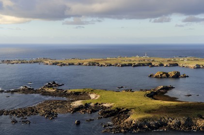 France, Finistère (29), parc naturel régional d'Armorique, mer d'Iroise, Ile d'Ouessant, réserve de Biosphère (UNESCO), phare du Creach et la côte ouest (vue aérienne)