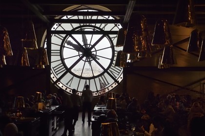 France, Paris (75), le musée d'Orsay, le Café Campana éclairé par son horloge