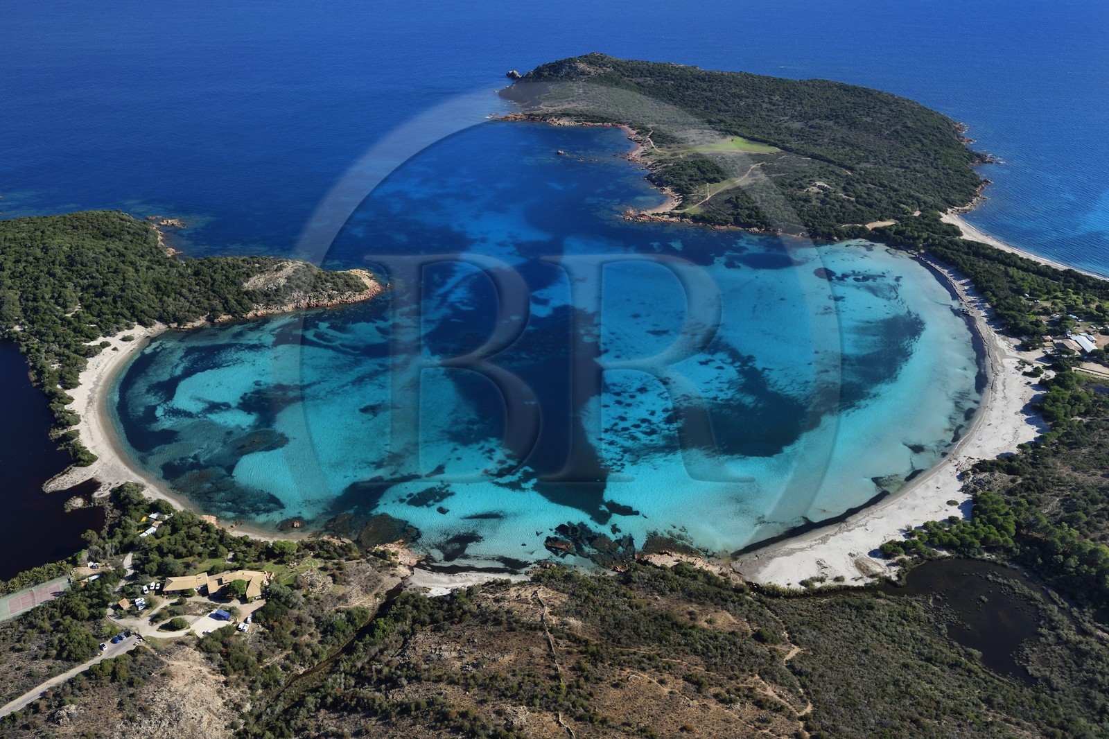 France, Corse-du-Sud (2A), Réserve Naturelle des Bouches de Bonifacio, baie et plage de Rondinara (vue aérienne)