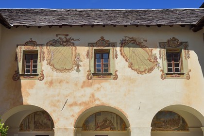 France, Alpes-Maritimes (06), vallée de la Roya (arrière-pays niçois), au pied du parc national du Mercantour, Saorge, deux des neuf cadrans solaires peints sur les arcades du cloître du monastère de Saorge (Centre des monuments nationaux) ancien Couvent Franciscain Notre-Dame-des-Miracles