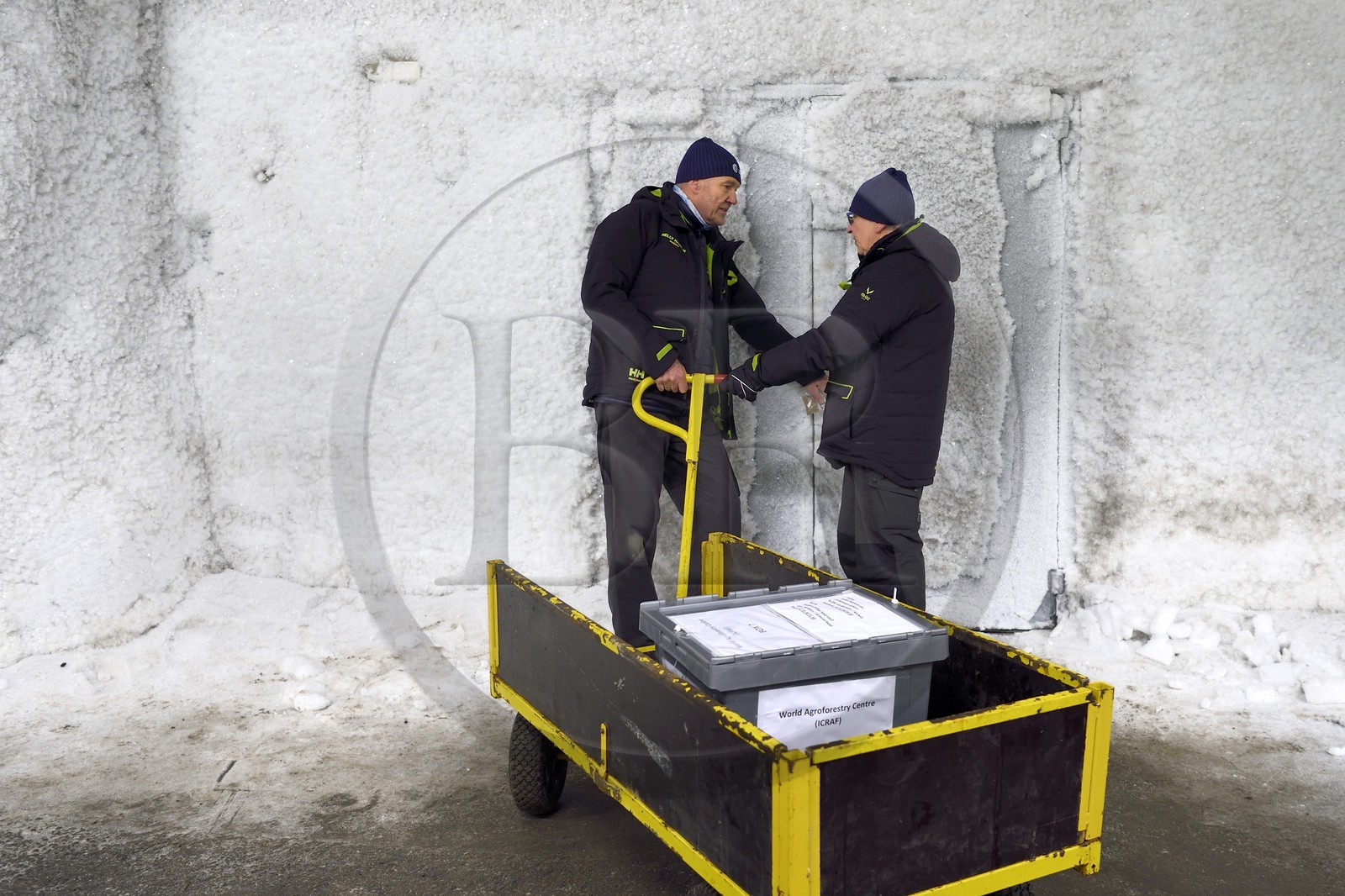 Norvège, Svalbard, Spitzberg, Longyearbyen, la Réserve mondiale de semences du Svalbard (banque de graines du Global Seed Vault), antichambre des 3 zones de stockage creusée dans la roche et à une température constante de -4°C fournie par le permafrost, porte d'accès à la salle de stockage maintenue artificiellement à -18°C