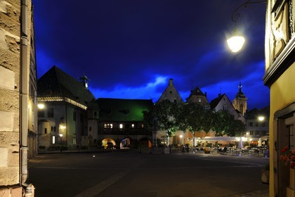 France, Haut-Rhin (68), Colmar, la place de l'Ancienne Douane, la Fontaine Schwendi oeuvre de Bartholdi et l'Ancienne Douane (Koifhus)