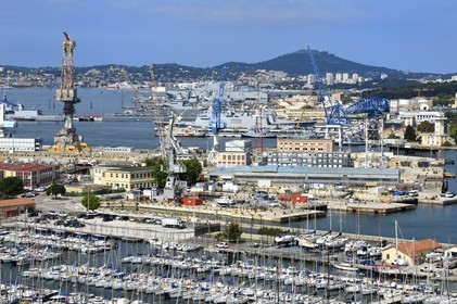 France, Var (83), Toulon, le port civil et la base navale (Arsenal) en arrière plan