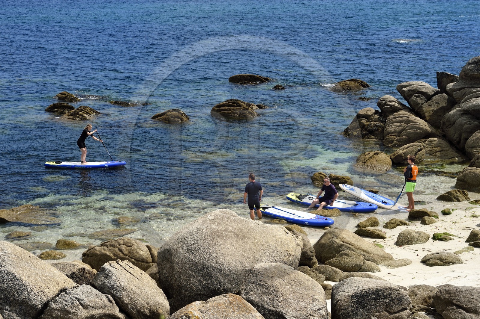 France,  Finistère (29), Fouesnant, Pointe de Beg Meil, groupe de vacanciers pratiquant le paddle