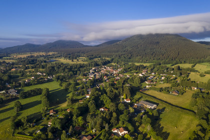 France, Puy-de-Dôme (63), Parc Naturel Régional des Volcans d'Auvergne, village de Laschamps à l'Est des volcans de la Chaine des Puys classée Patrimoine Mondial de l’UNESCO (vue aérienne)