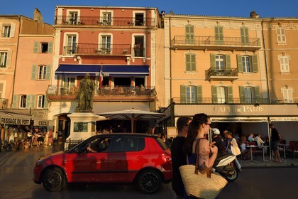 France, Var (83), Saint-Tropez, terrasse du café de Paris sur le quai Suffren