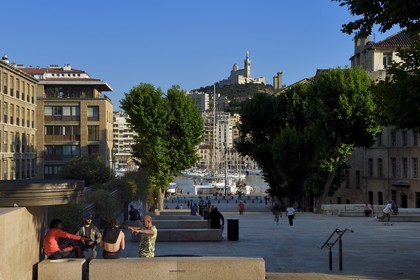 France, Bouches-du-Rhône (13), Marseille, place du Mazeau qui amène au Vieux Port et Notre-Dame de la Garde