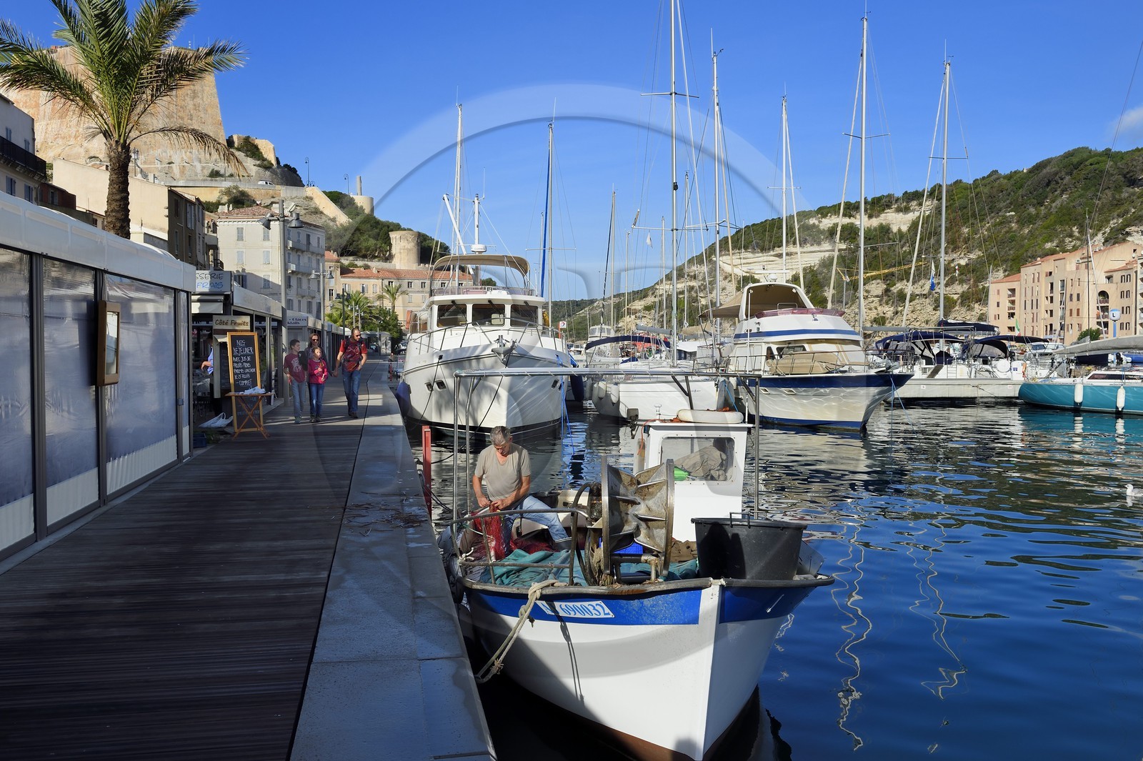 France, Corse-du-Sud (2A), Bonifacio, le port dominé par la citadelle dans la ville haute, retour de pêche
