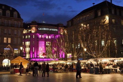 France, Bas-Rhin (67), Strasbourg, la place Kleber et les Galeries Lafayette décorées pour Noël dans la Rue du 22 Novembre