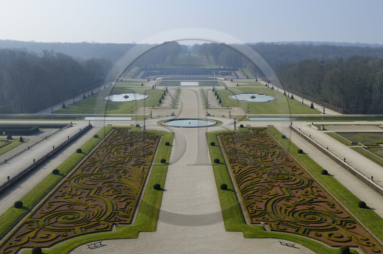 France, Seine-et-Marne (77), Maincy, le château de Vaux-le-Vicomte, façade sud du château et les parterres de broderie depuis les jardins à la française dessinés par Le Nôtre