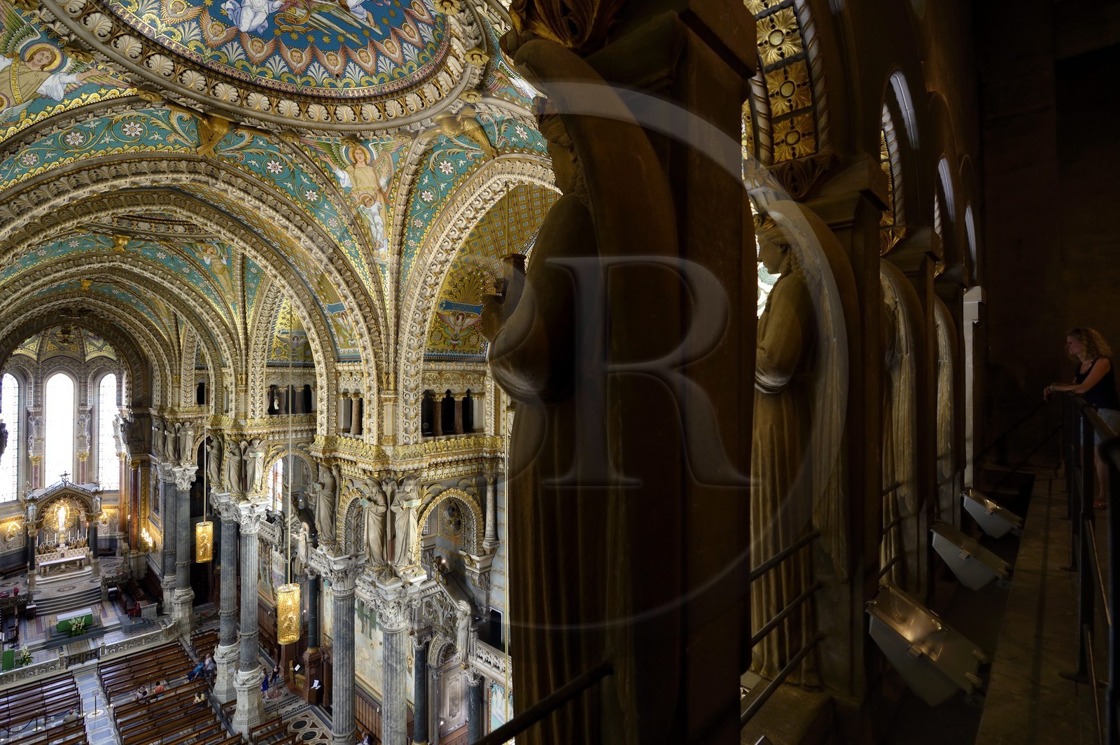 France, Rhône (69), Lyon, site historique classé Patrimoine Mondial de l'UNESCO, Basilique Notre Dame de Fourvière, la nef depuis la galerie intérieure