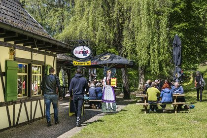 France, Bas-Rhin (67), Parc naturel régional des Vosges du Nord, Lembach, buvette de l'étang du Fleckenstein alimenté par la rivière Sauer
