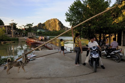 Vietnam, province de Ninh Binh, village insulaire de Kenh Ga, le seul pont d'accès au village