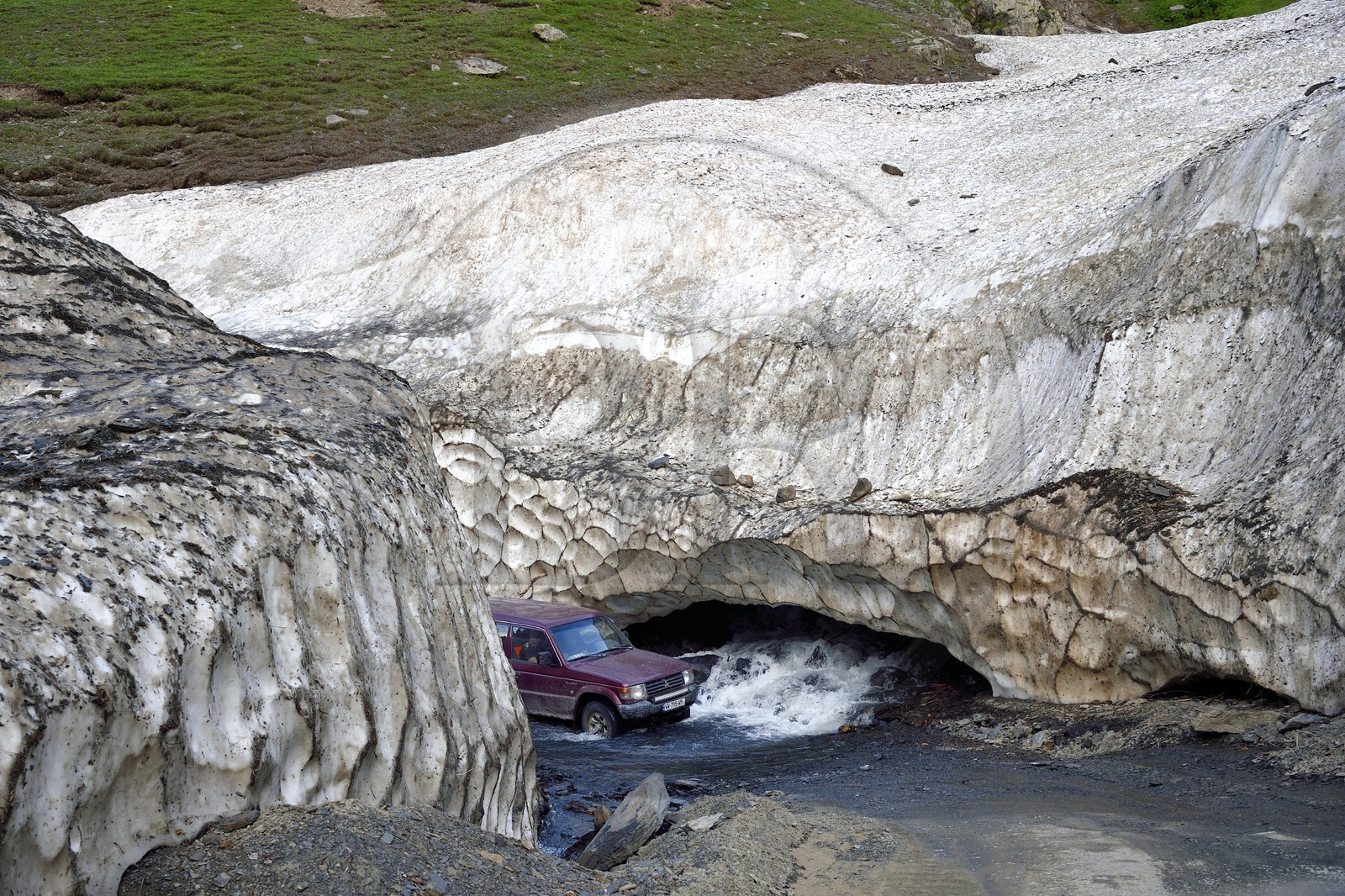 Géorgie, Kakheti, region de Touchétie, la très spectaculaire piste qui relie Telavi à Omalo au Col d'Abano (2826 mètres), voiture franchissant la rivière à gué à travers un névé
