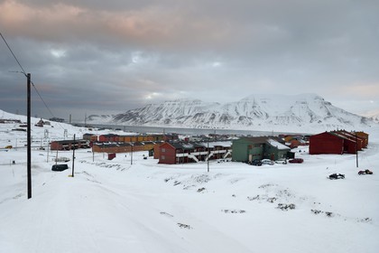 Norvège, Svalbard, Spitzberg, Longyearbyen, batiments d'habitation et le fjord Adventfjorden