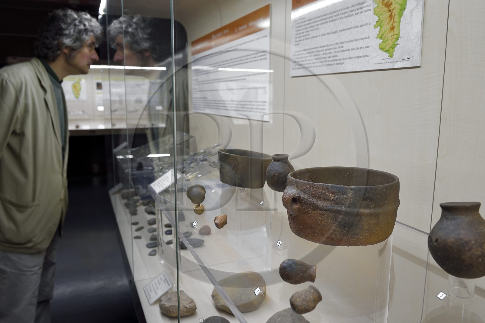 France, Corse-du-Sud (2A), Sartène, Musée de préhistoire corse et d’archéologie, vitrine consacrée à la période du néolithique final