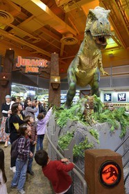 Etats-Unis, New York, Manhattan, Times Square, magasin de jouets ToysRUs et son dinosaure