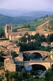 France, Aude (11), village de Lagrasse, labellisé Les Plus Beaux Villages de France, ponts sur l' Orbieu et abbaye Sainte-Marie de Lagrasse au fond