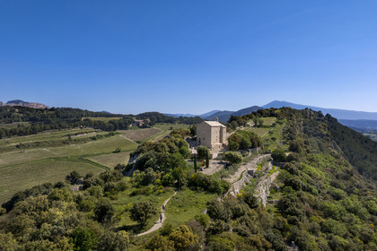 France, Vaucluse (84), Dentelles de Montmirail, Beaumes-de-Venise, randonneurs rejoignant la chapelle Saint-Hilaire dont l'implantation date du VIe siècle sur le plateau des Courens et le Mont Ventoux en arrière plan (vue aérienne)