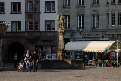 France, Haut-Rhin (68), Mulhouse, place de la Reunion, la fontaine du Hallebardier