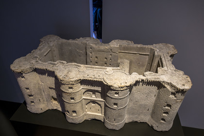 France, Paris (75), quartier du Marais, Musée Carnavalet, maquette de l'ancienne prison de la Bastille taillée dans une des pierres de la forteresse et fabriquée en 83 exemplaires