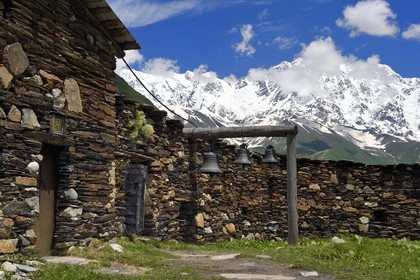 Géorgie, Haute Svanétie (Zemo Svaneti), village de Ushguli (Ouchgouli), classé Patrimoine Mondial de l'UNESCO, église Lamaria Sainte-Marie d'Ushguli du XIIème siècle et le mont Chkhara (plus haut sommet de Georgie avec 5 193 m) en arrière plan