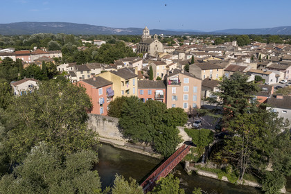 France, Vaucluse (84), Le Thor, pont sur la Sorgue et l'église Notre-Dame-du-Lac (vue aérienne)