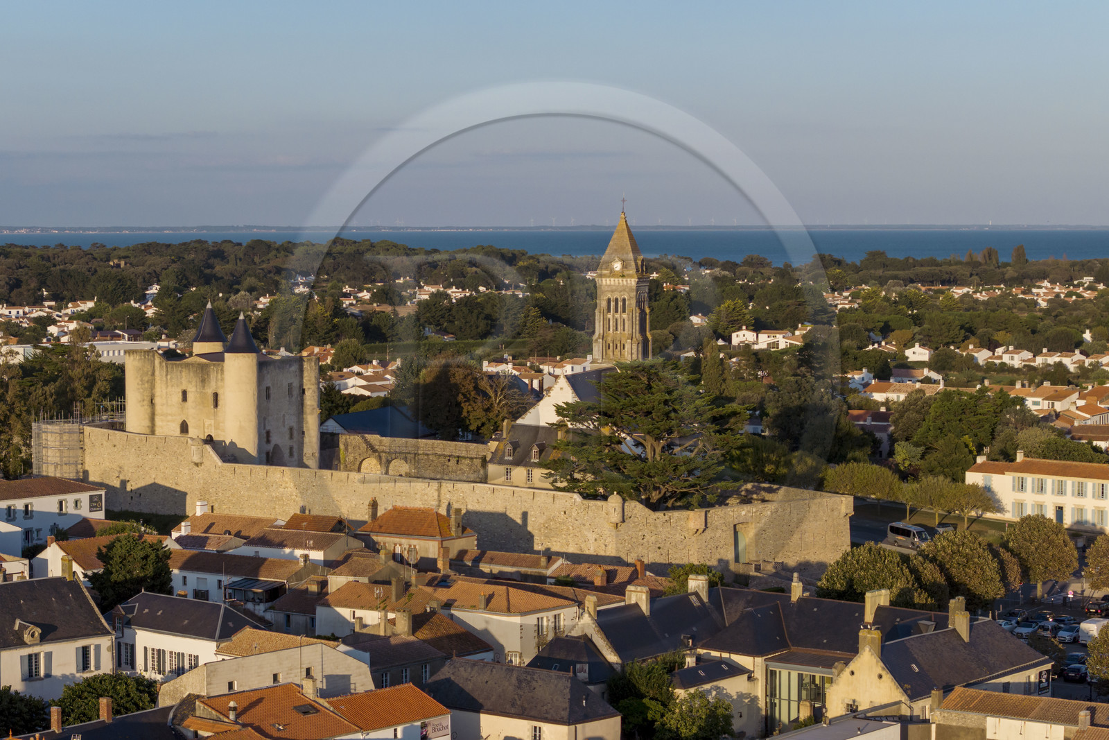 France, Vendée (85), Ile de Noirmoutier, Noirmoutier-en-l'Ile, le château médiéval et l'église Saint-Philbert (vue aérienne)