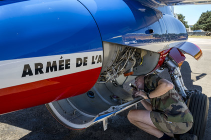 France, Bouches-du-Rhône (13), Salon-de-Provence, base aerienne 701, base de la Patrouille de France (PAF pour Patrouille acrobatique de France) de l'Armée de l'air et de l'espace française, l'adjudant Nicolas Renard, le mécanicien, effectue le tour avion de son Alphajet